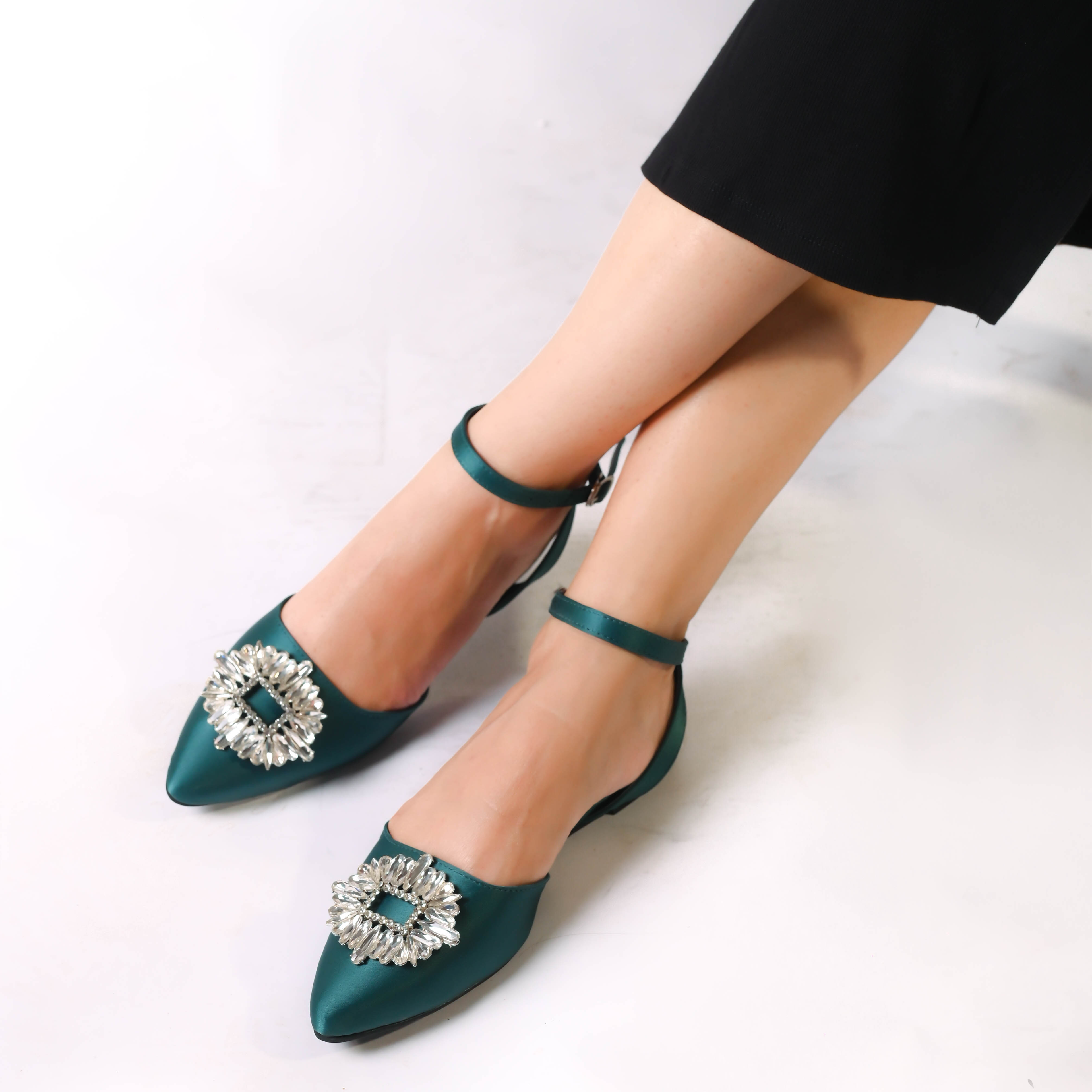 ZIROTTI KAVEA stylish green flat sandals with pointed toe and decorative brooch.