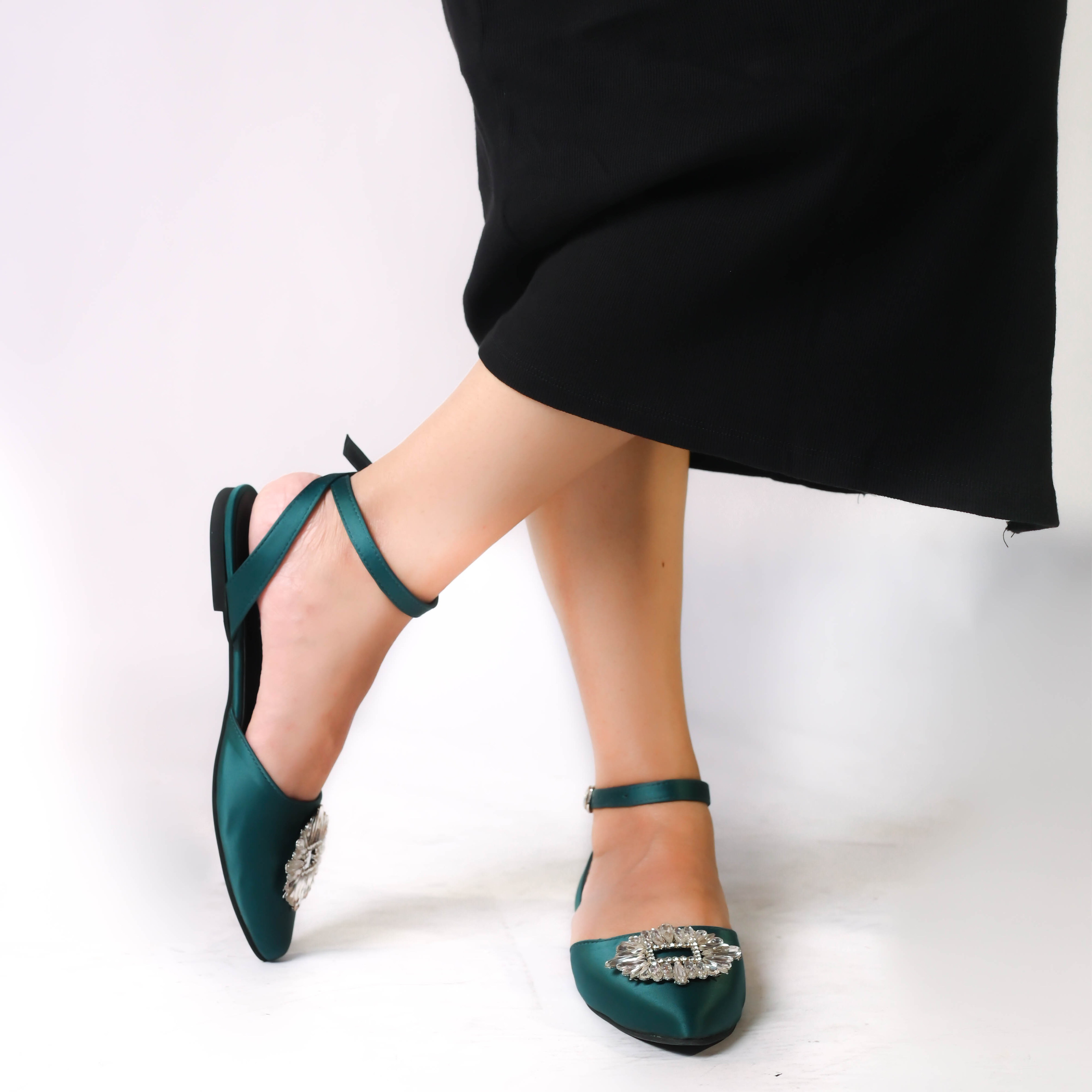 ZIROTTI KAVEA stylish green flat sandals with pointed toe and decorative brooch.