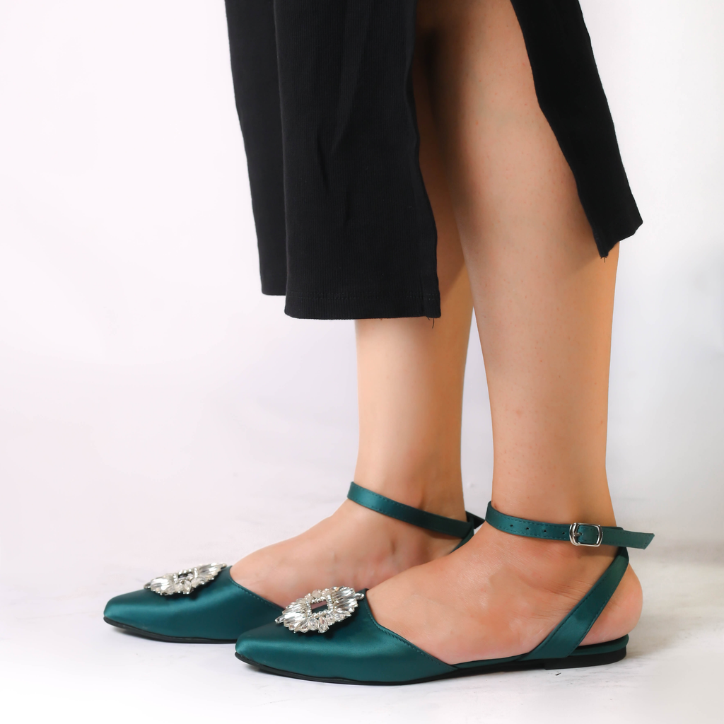 ZIROTTI KAVEA stylish green flat sandals with pointed toe and decorative brooch.