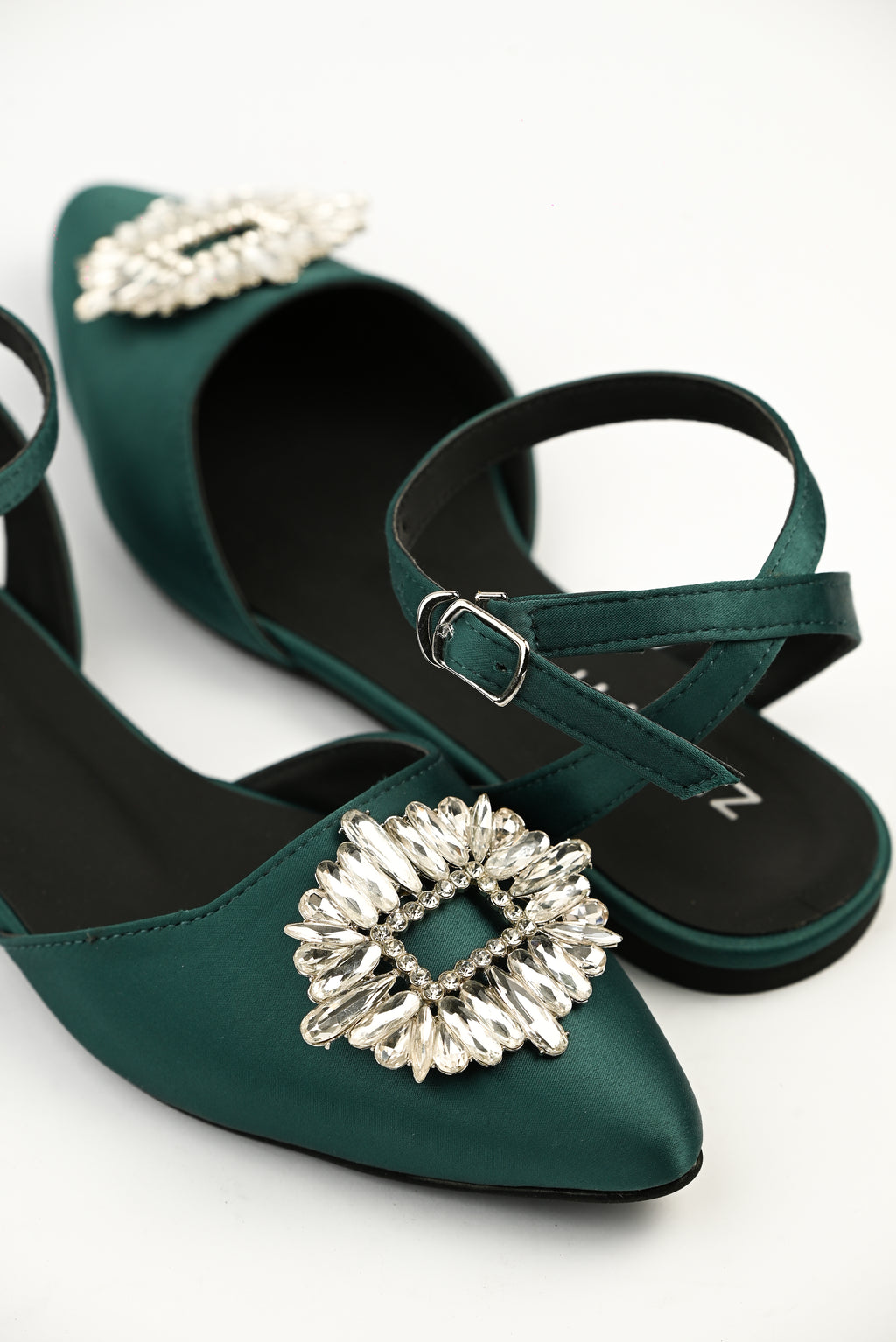 ZIROTTI KAVEA stylish green flat sandals with pointed toe and decorative brooch.