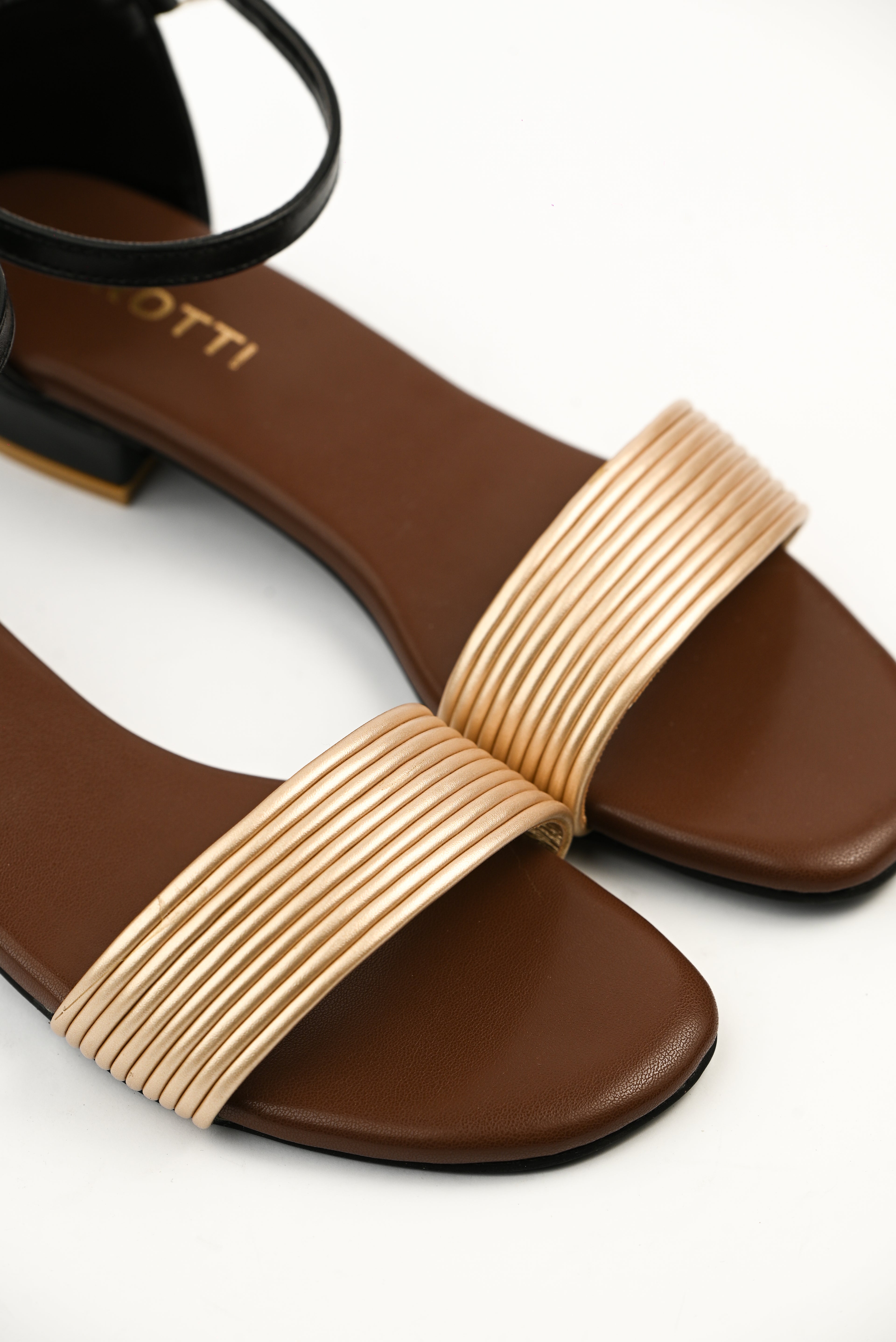 Zirotti LUNIQ women’s gold open-toe sandal with ankle strap and cushioned insole.