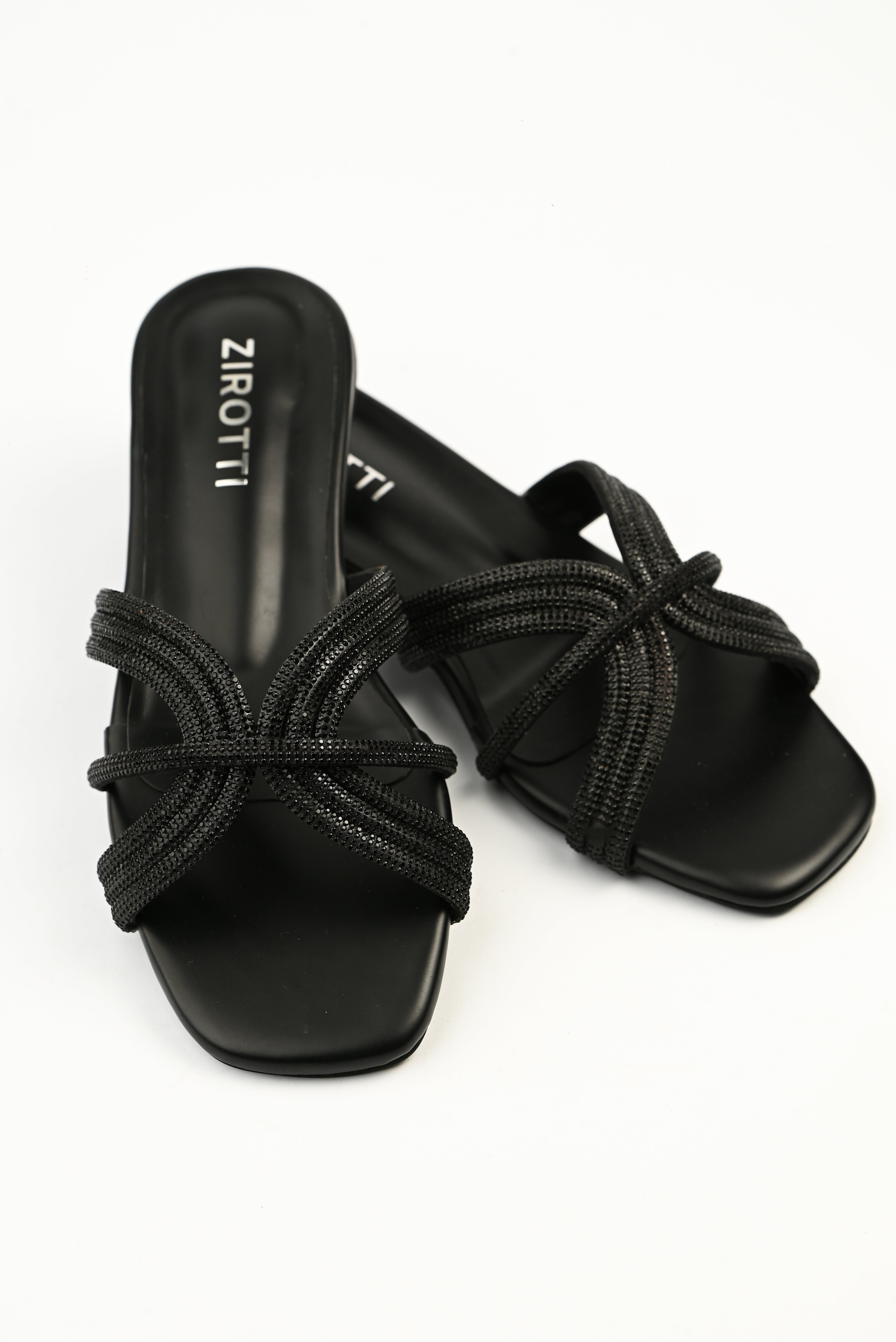 Zirotti Monza — black low-profile women’s flat with breathable mesh upper and cushioned insole.