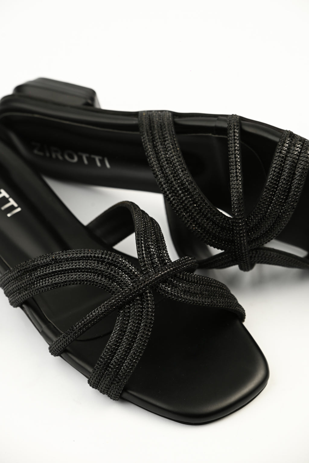 Zirotti Monza — black low-profile women’s flat with breathable mesh upper and cushioned insole.